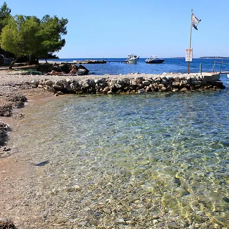 Apartments With A Parking Space Stinjan, Pula - 7253 Pula