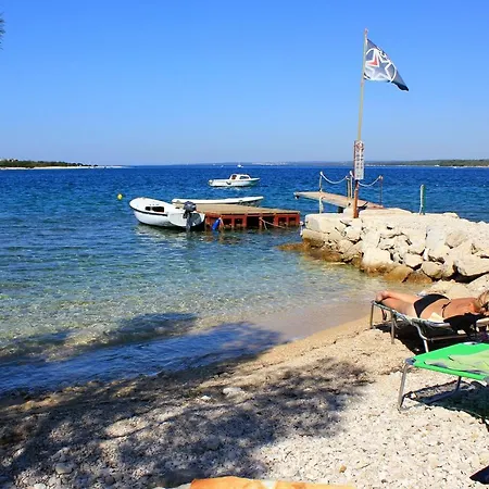 Apartments With A Parking Space Stinjan, Pula - 7253 Pula