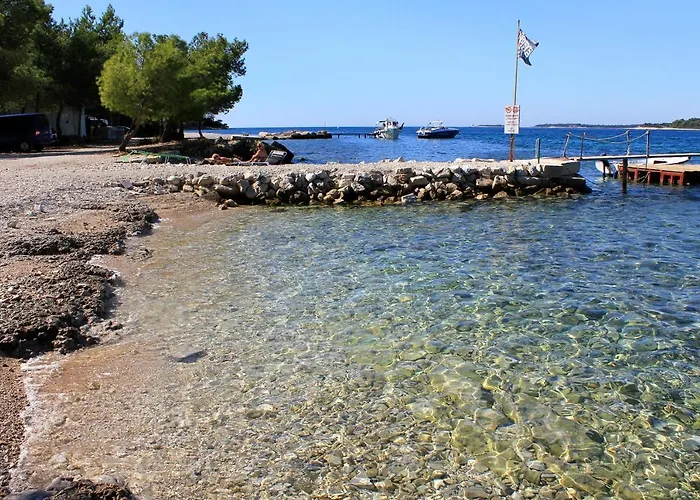 Apartments With A Parking Space Stinjan, Pula - 7253 Pula