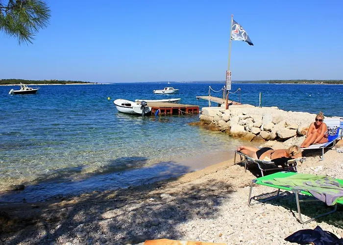 Apartments With A Parking Space Stinjan, Pula - 7253 Pula