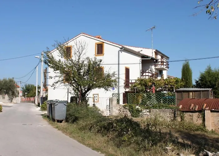 Apartments With A Parking Space Stinjan, Pula - 7253 * Pula