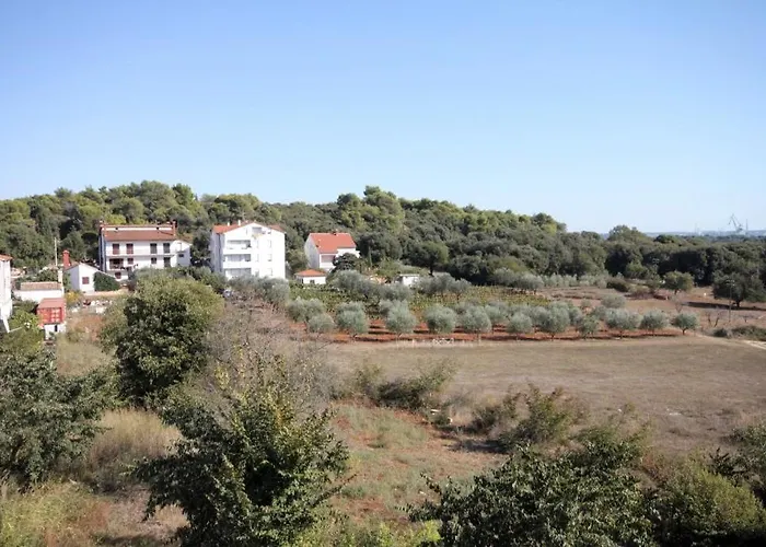 Apartments With A Parking Space Stinjan, Pula - 7253 Pula